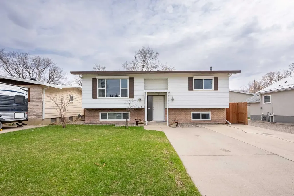 235 15 Street N Lethbridge AB T1H 2X5