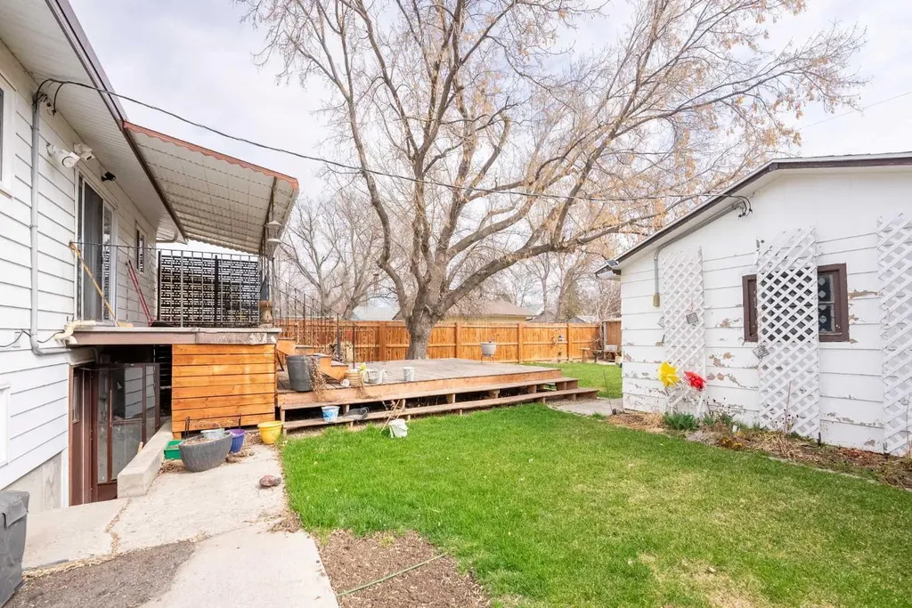 235 15 Street N Lethbridge AB T1H 2X5