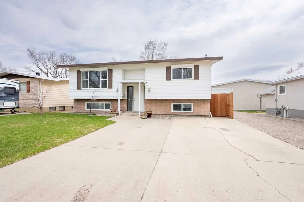 235 15 Street N Lethbridge AB T1H 2X5