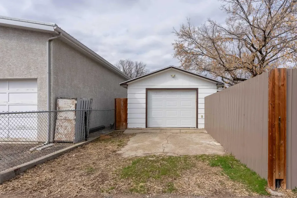 235 15 Street N Lethbridge AB T1H 2X5