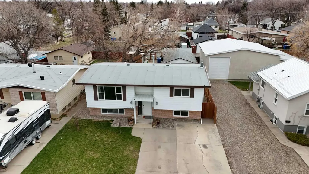 235 15 Street N Lethbridge AB T1H 2X5
