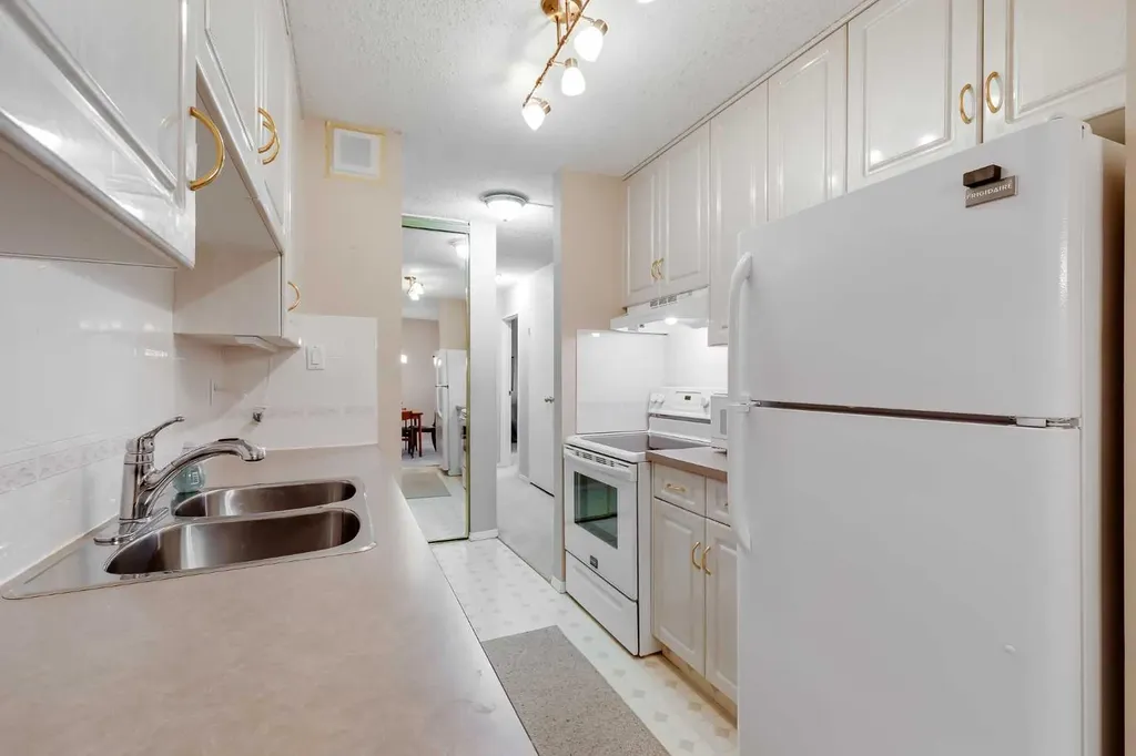 8948 Elbow Drive SW Calgary AB T2V 0H9