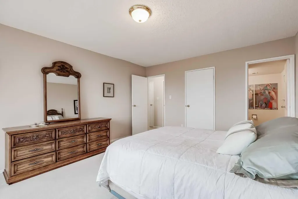 8948 Elbow Drive SW Calgary AB T2V 0H9