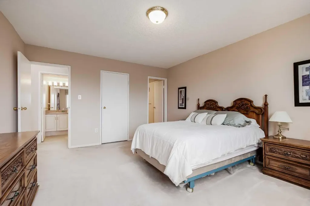 8948 Elbow Drive SW Calgary AB T2V 0H9