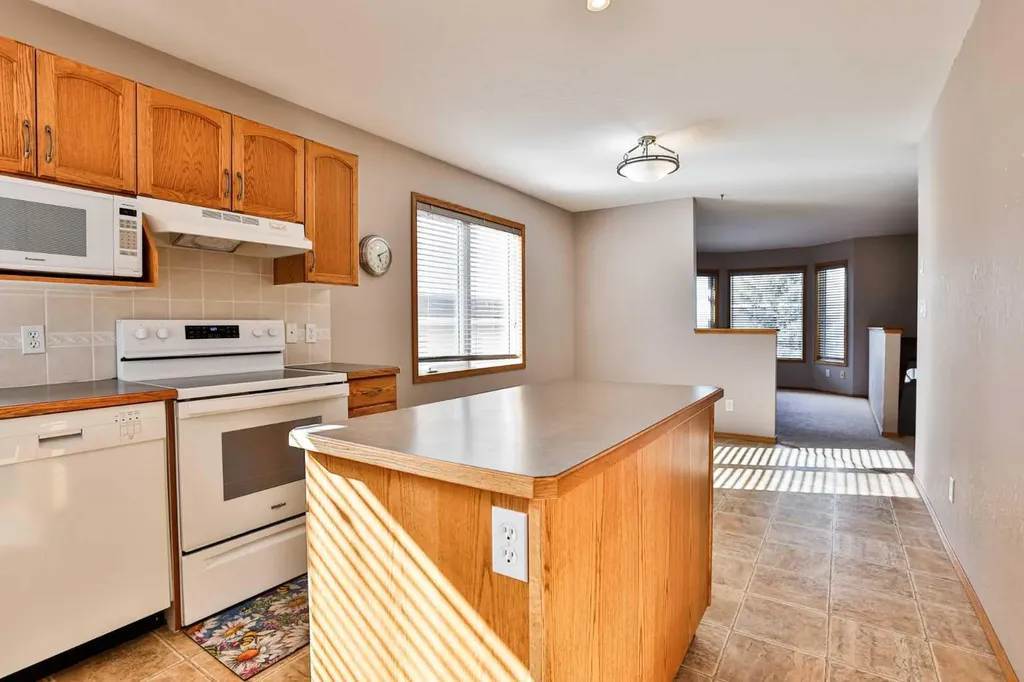 38 St James Crescent N Lethbridge AB T1H 6M5