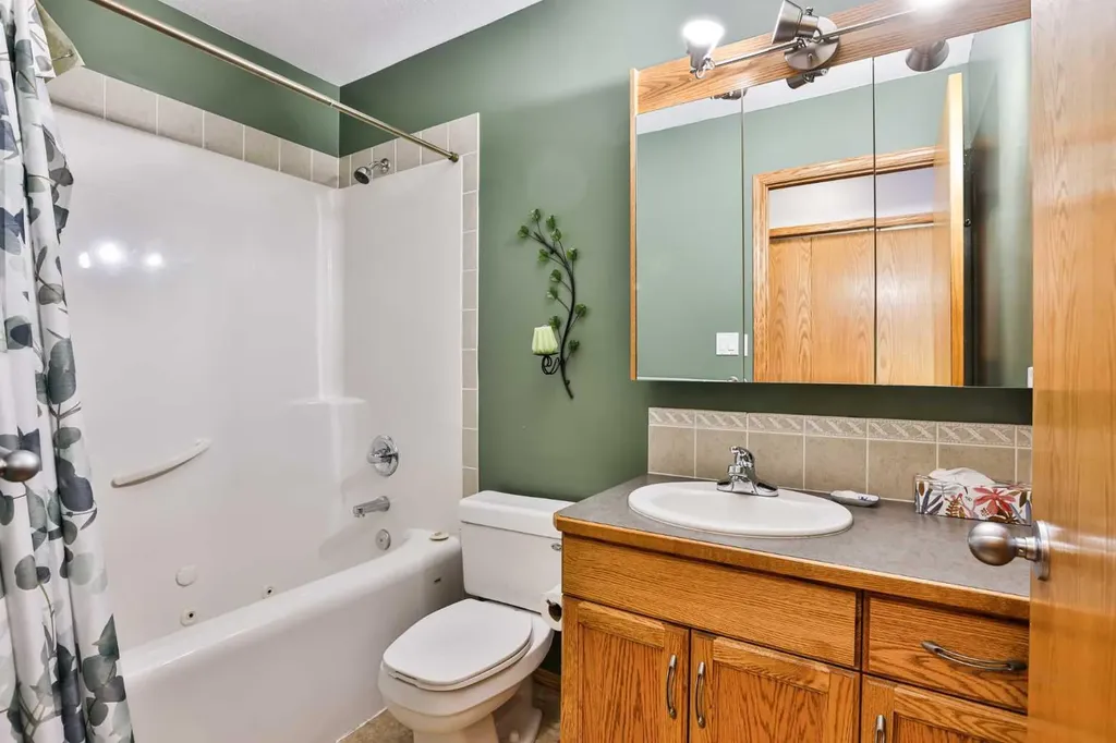 38 St James Crescent N Lethbridge AB T1H 6M5