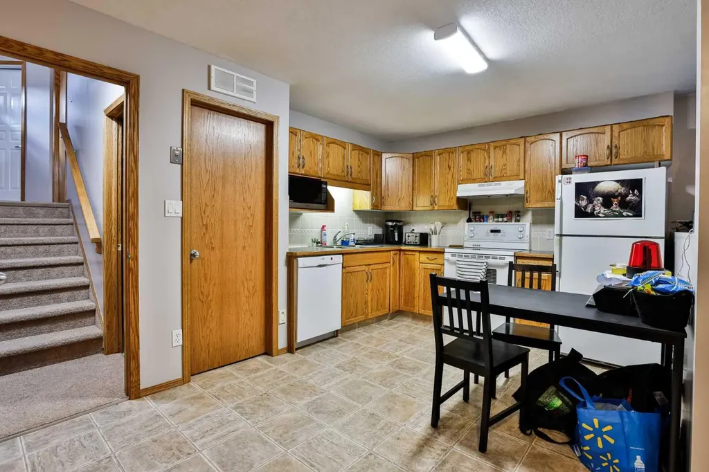 38 St James Crescent N Lethbridge AB T1H 6M5
