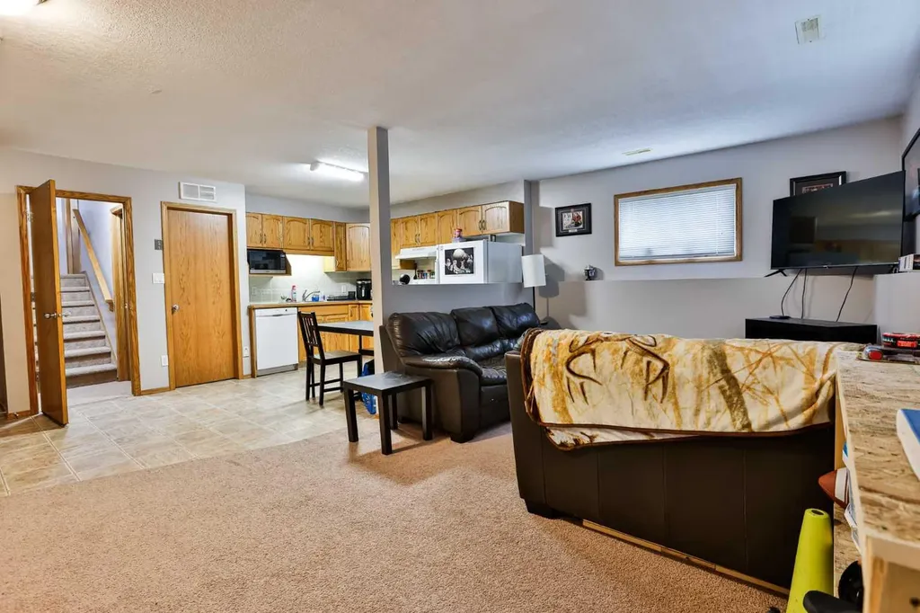 38 St James Crescent N Lethbridge AB T1H 6M5