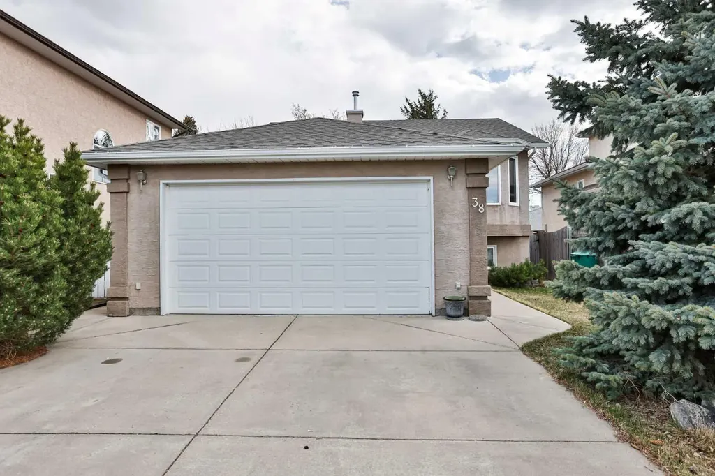 38 St James Crescent N Lethbridge AB T1H 6M5