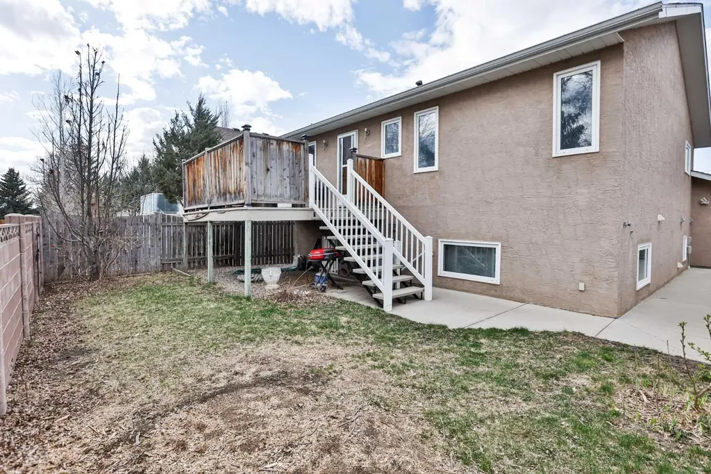 38 St James Crescent N Lethbridge AB T1H 6M5