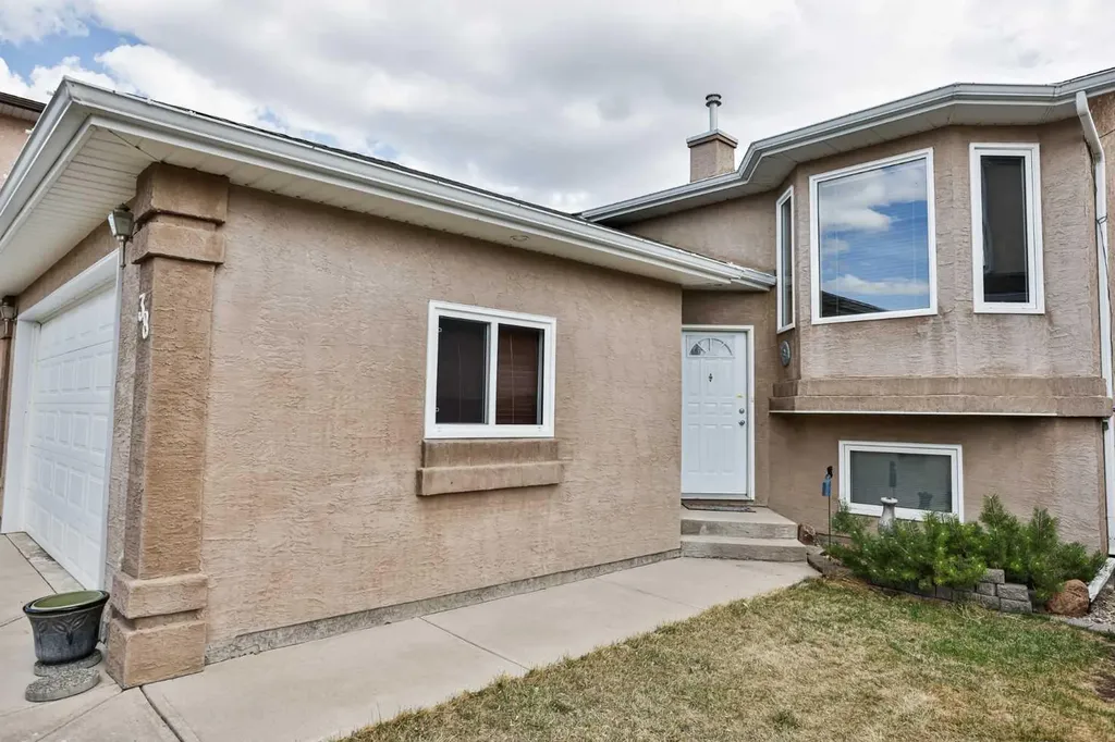 38 St James Crescent N Lethbridge AB T1H 6M5