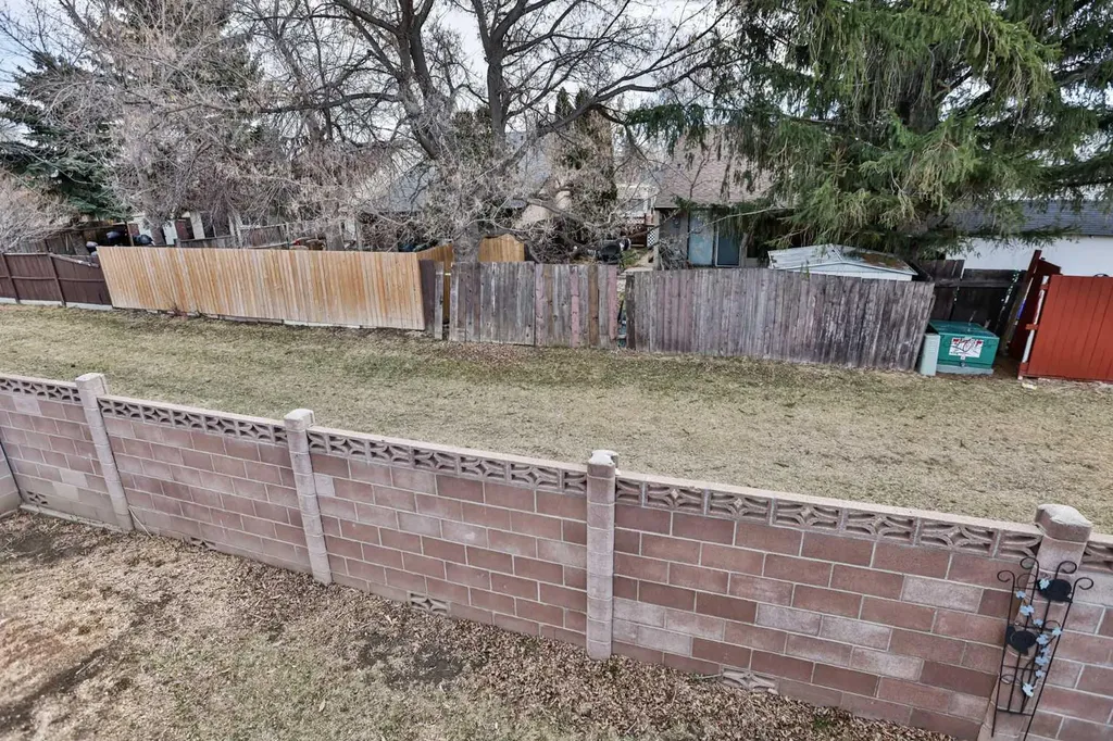 38 St James Crescent N Lethbridge AB T1H 6M5