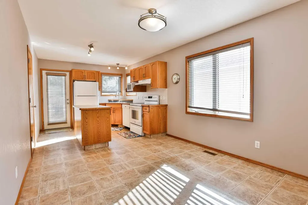 38 St James Crescent N Lethbridge AB T1H 6M5