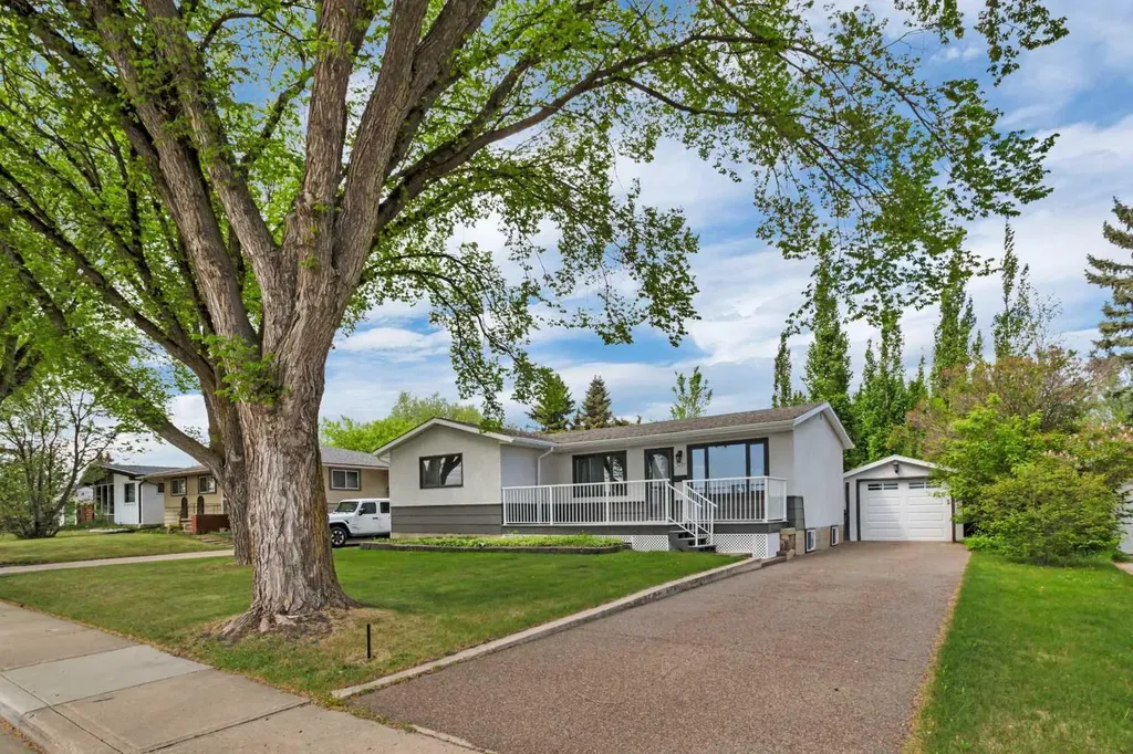 5432 46 Avenue Lacombe AB T4L 1N1