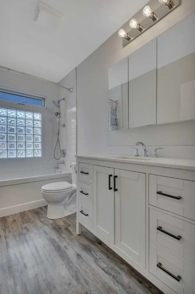5432 46 Avenue Lacombe AB T4L 1N1