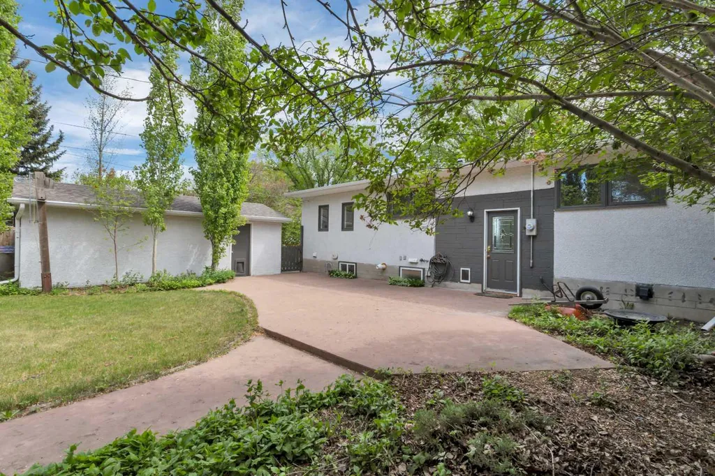 5432 46 Avenue Lacombe AB T4L 1N1