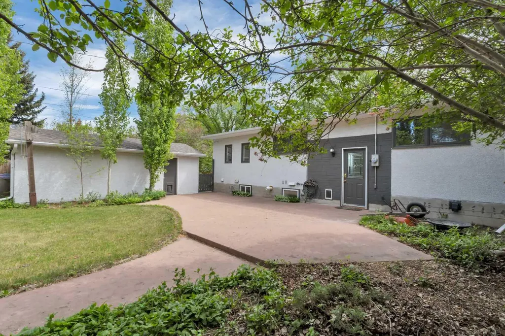 5432 46 Avenue Lacombe AB T4L 1N1