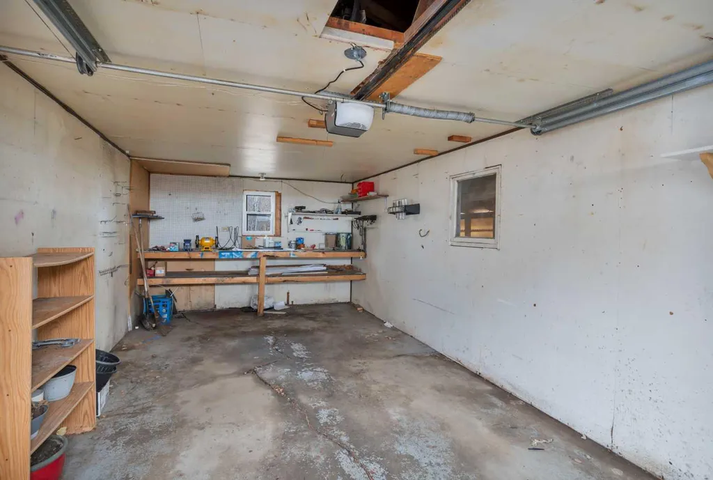 5432 46 Avenue Lacombe AB T4L 1N1