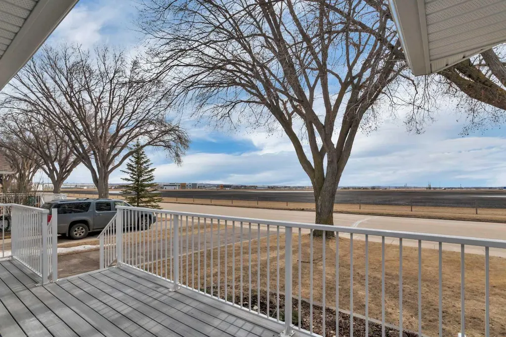 5432 46 Avenue Lacombe AB T4L 1N1