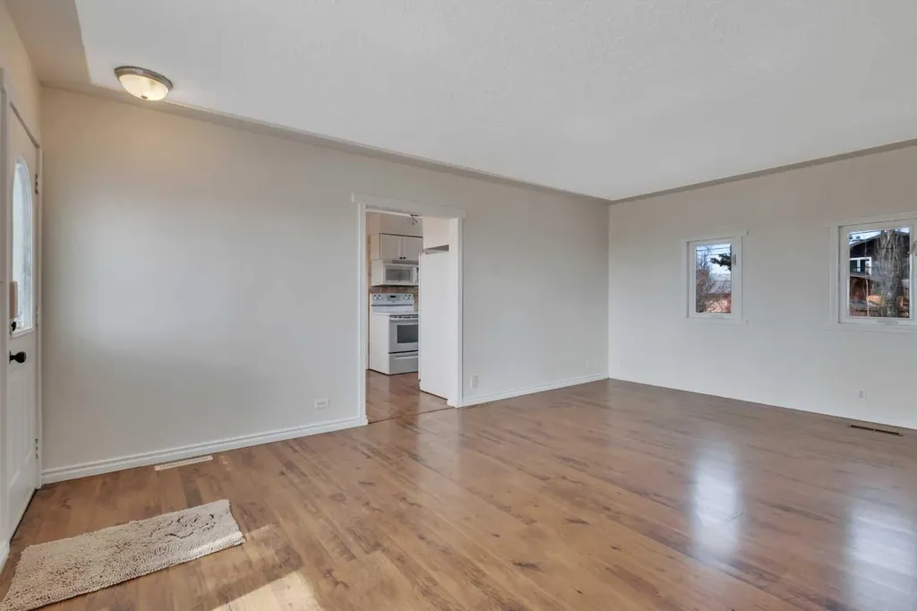 5432 46 Avenue Lacombe AB T4L 1N1