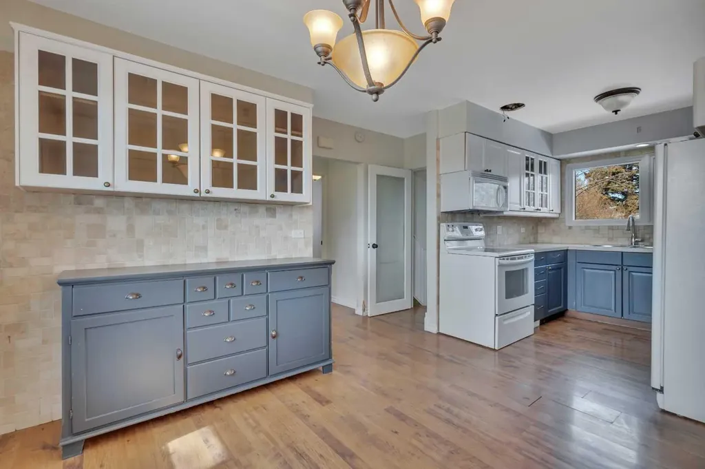 5432 46 Avenue Lacombe AB T4L 1N1