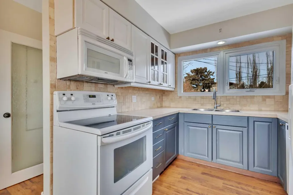 5432 46 Avenue Lacombe AB T4L 1N1