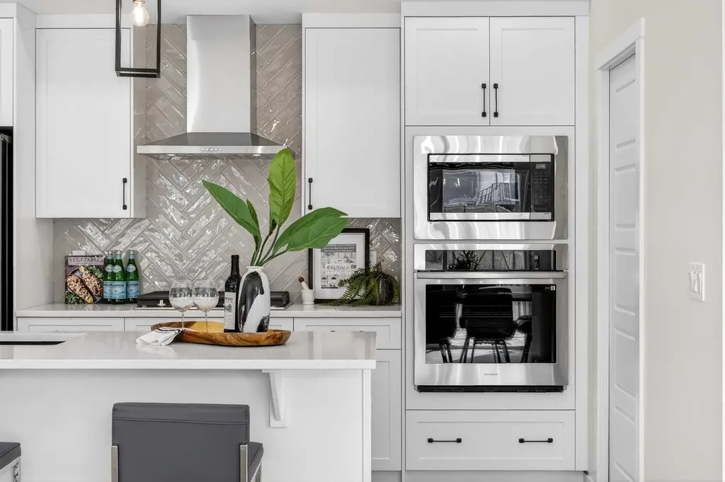 997 Alpine Drive SW Calgary AB T2Y 0Z3