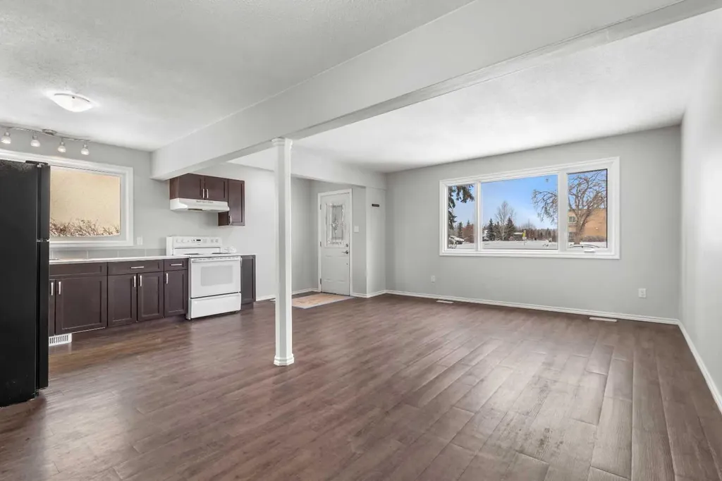 5629 56 Avenue Lacombe AB T4L 1L9