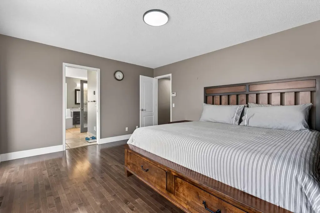 111 Valley Ponds Crescent NW Calgary AB T3B 5T7