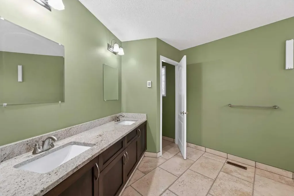 111 Valley Ponds Crescent NW Calgary AB T3B 5T7