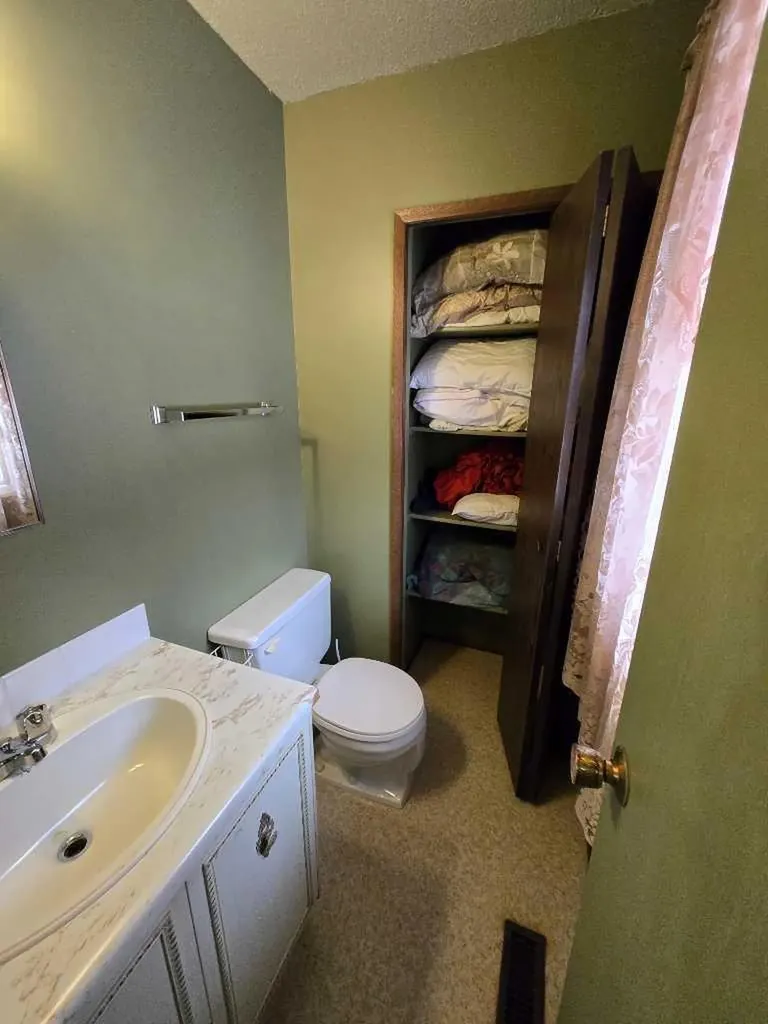 805 8 Street Fox Creek AB T0H 1P0