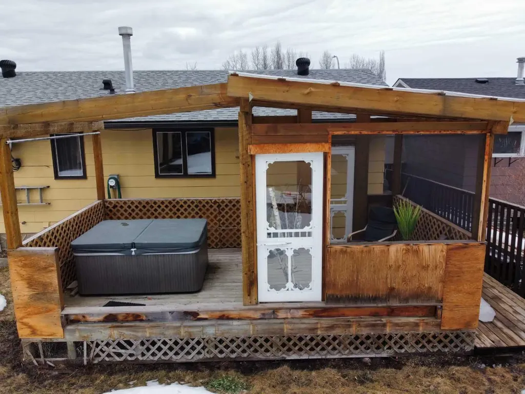 805 8 Street Fox Creek AB T0H 1P0