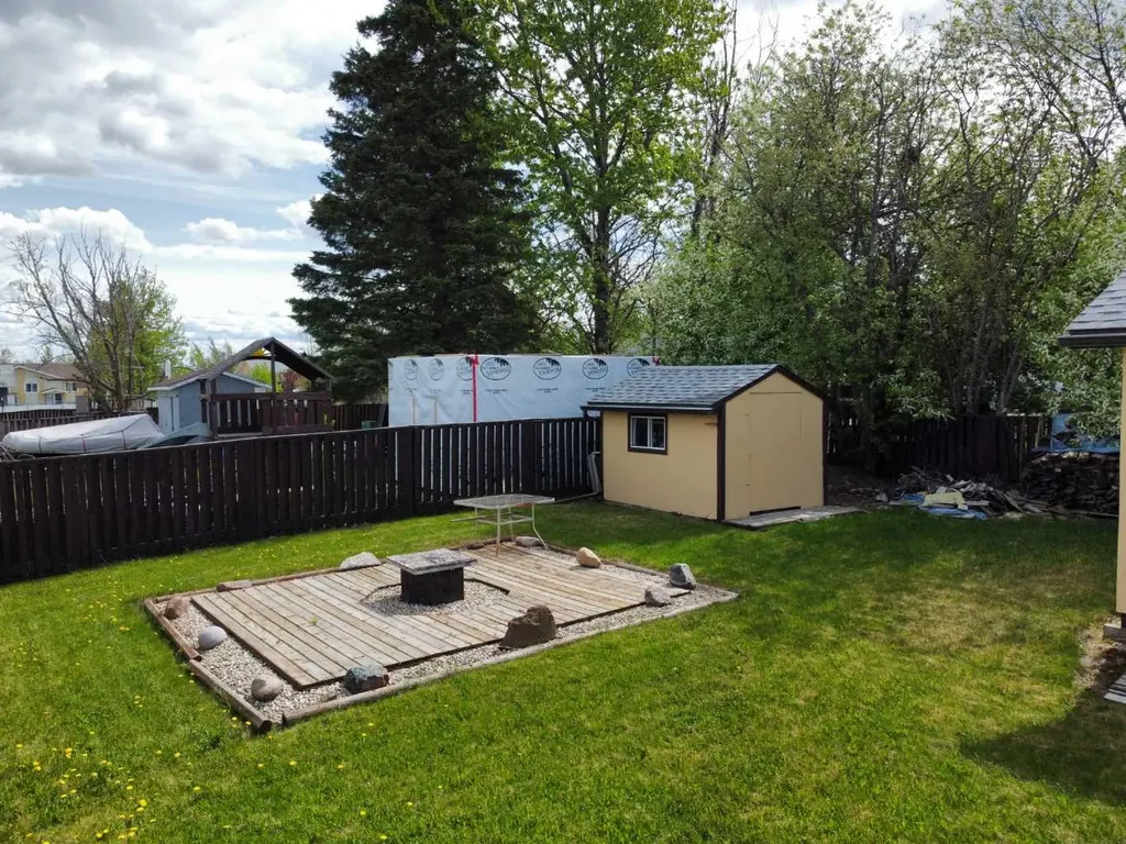 805 8 Street Fox Creek AB T0H 1P0