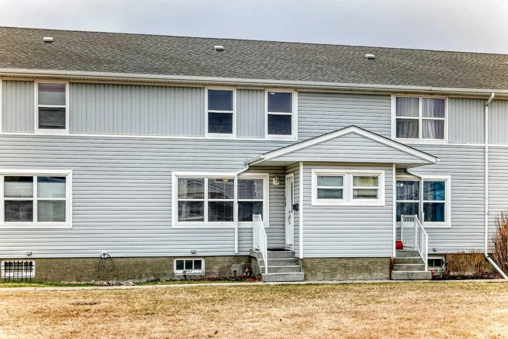 10 Poplar Crescent Springbrook AB T4S 1V3