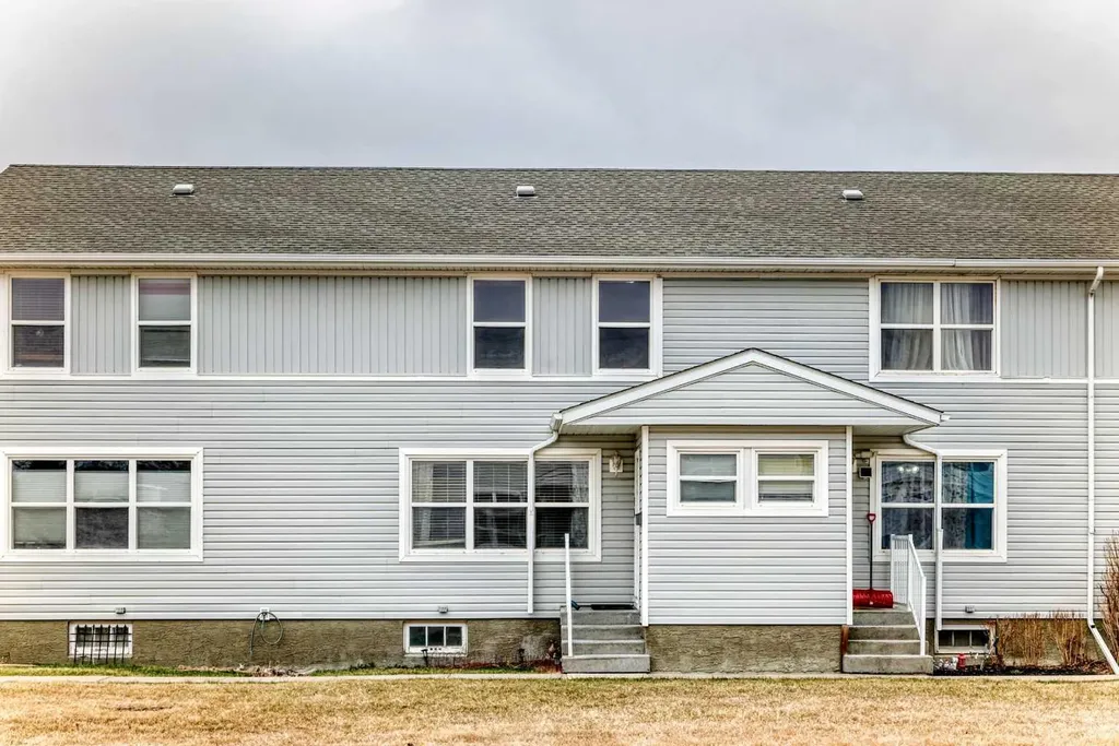 10 Poplar Crescent Springbrook AB T4S 1V3