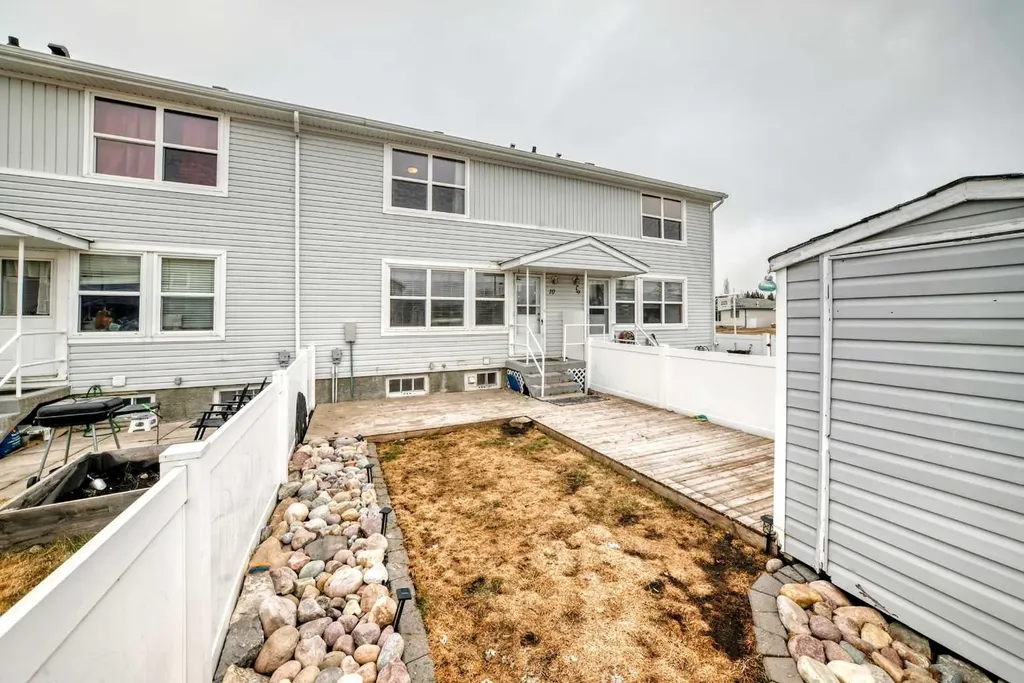 10 Poplar Crescent Springbrook AB T4S 1V3