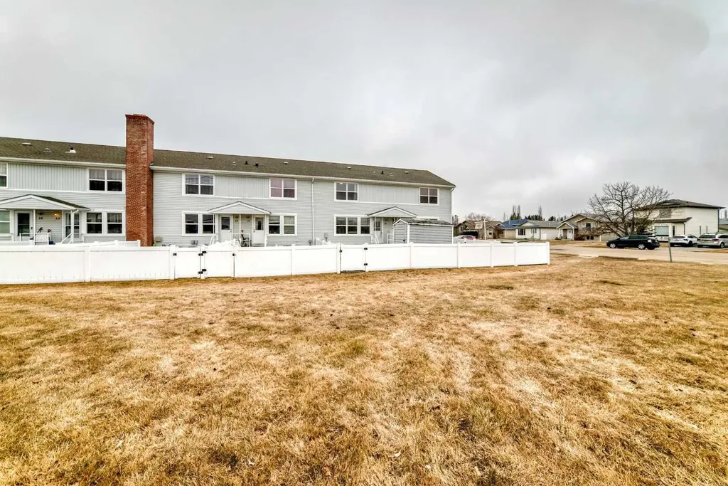 10 Poplar Crescent Springbrook AB T4S 1V3