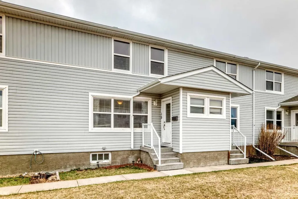 10 Poplar Crescent Springbrook AB T4S 1V3