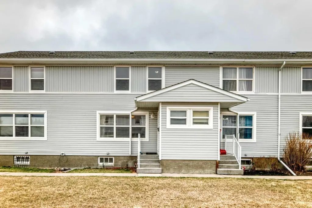 10 Poplar Crescent Springbrook AB T4S 1V3