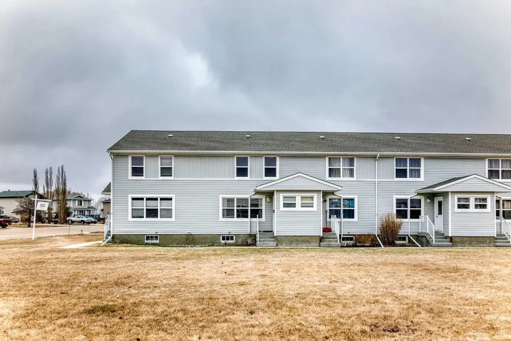 10 Poplar Crescent Springbrook AB T4S 1V3