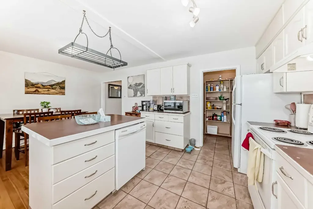 10 Poplar Crescent Springbrook AB T4S 1V3