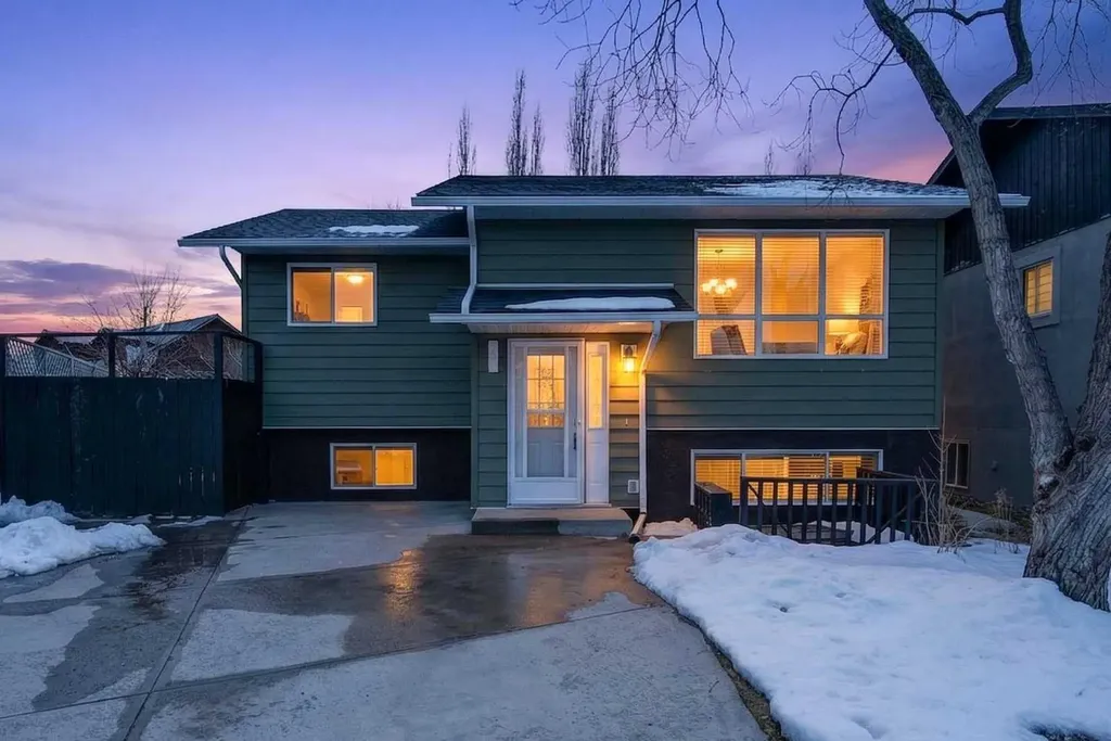 32 Fallingworth Court NE Calgary AB T3J1G4