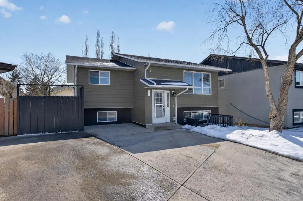 32 Fallingworth Court NE Calgary AB T3J1G4