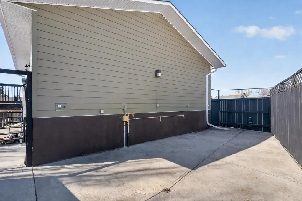 32 Fallingworth Court NE Calgary AB T3J1G4