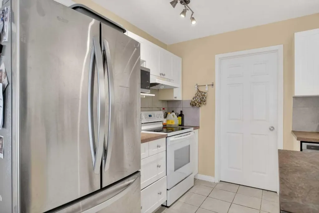 34 Simcoe Place SW Calgary AB T3H 4T8
