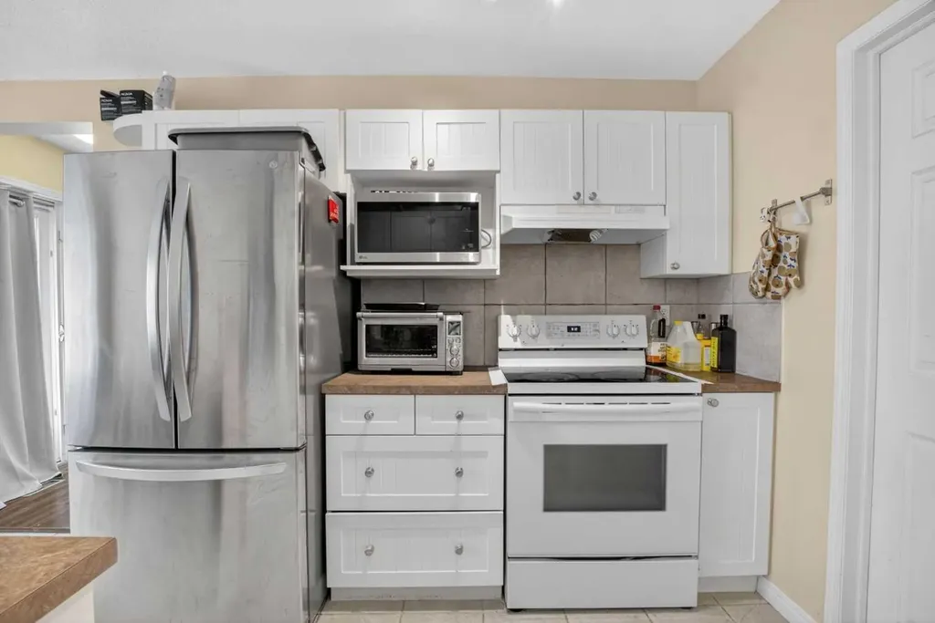 34 Simcoe Place SW Calgary AB T3H 4T8