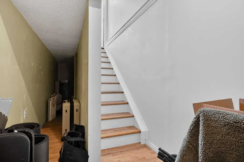 34 Simcoe Place SW Calgary AB T3H 4T8