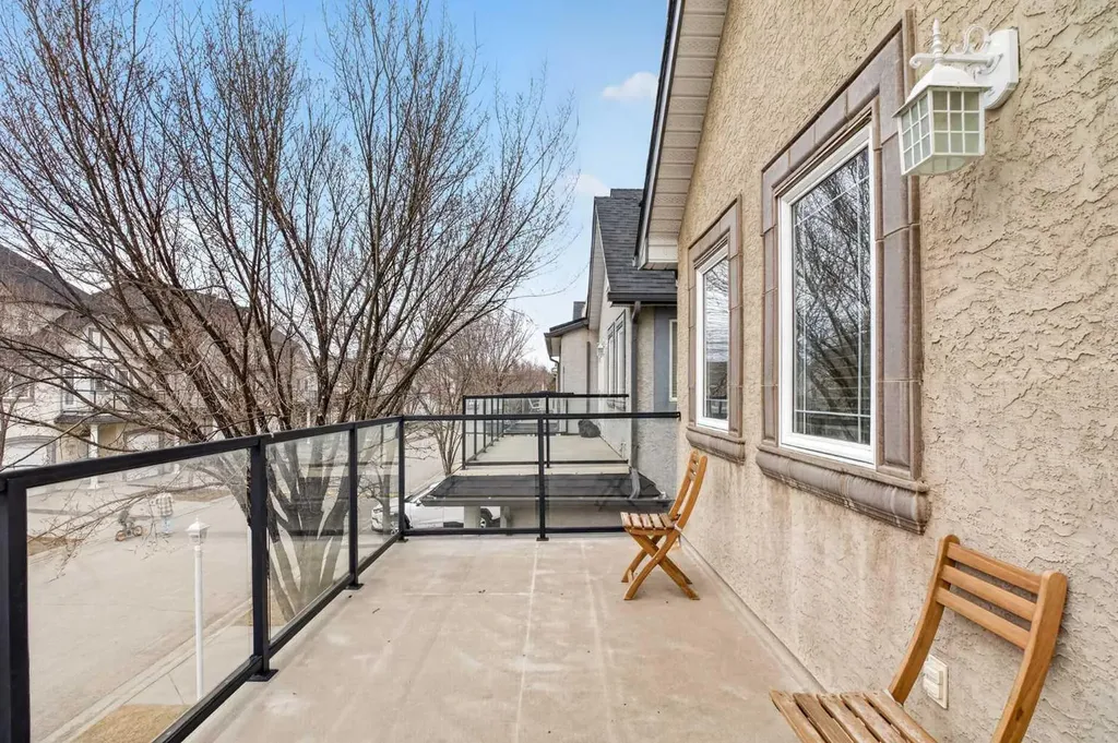 34 Simcoe Place SW Calgary AB T3H 4T8