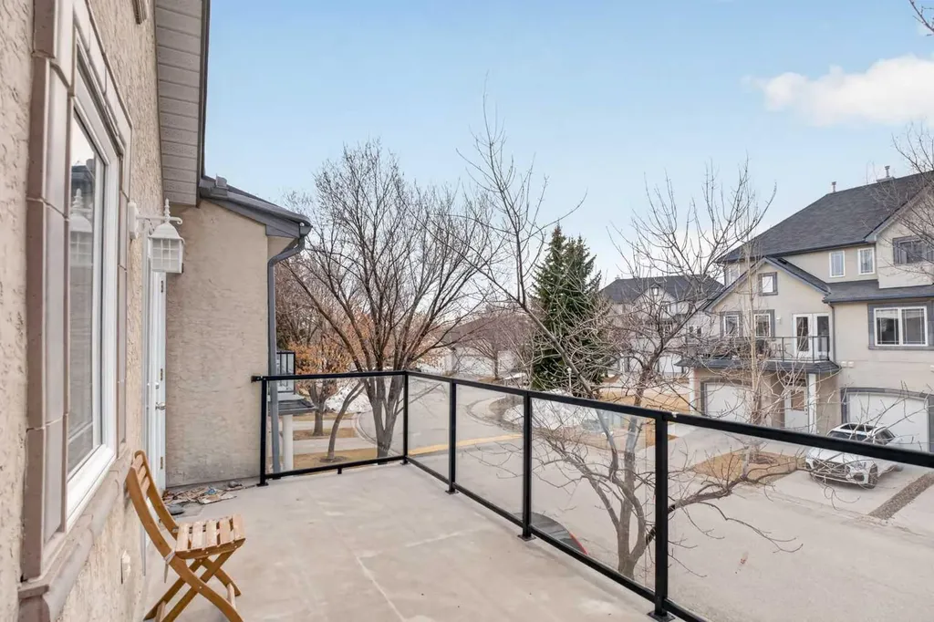 34 Simcoe Place SW Calgary AB T3H 4T8