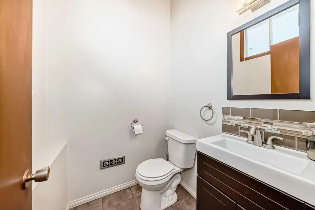 5416 55 Street Ponoka AB T4J 1L8